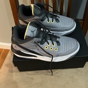 Nike Air Jordan Max Aura 5 youth size 5 cement gray/anthracite